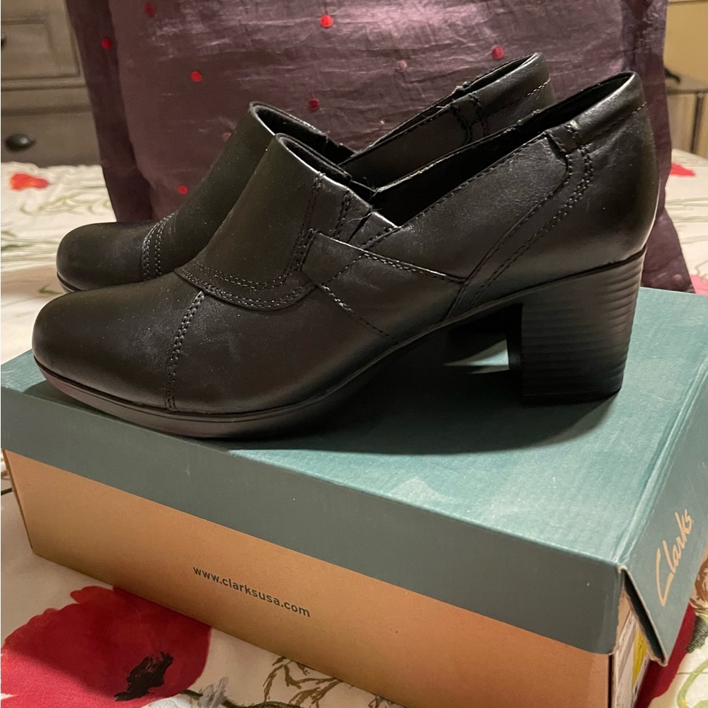 New-in-Box. Clarks. Black, premium-leather, comfort-padded-sock, shoes. Size 11.